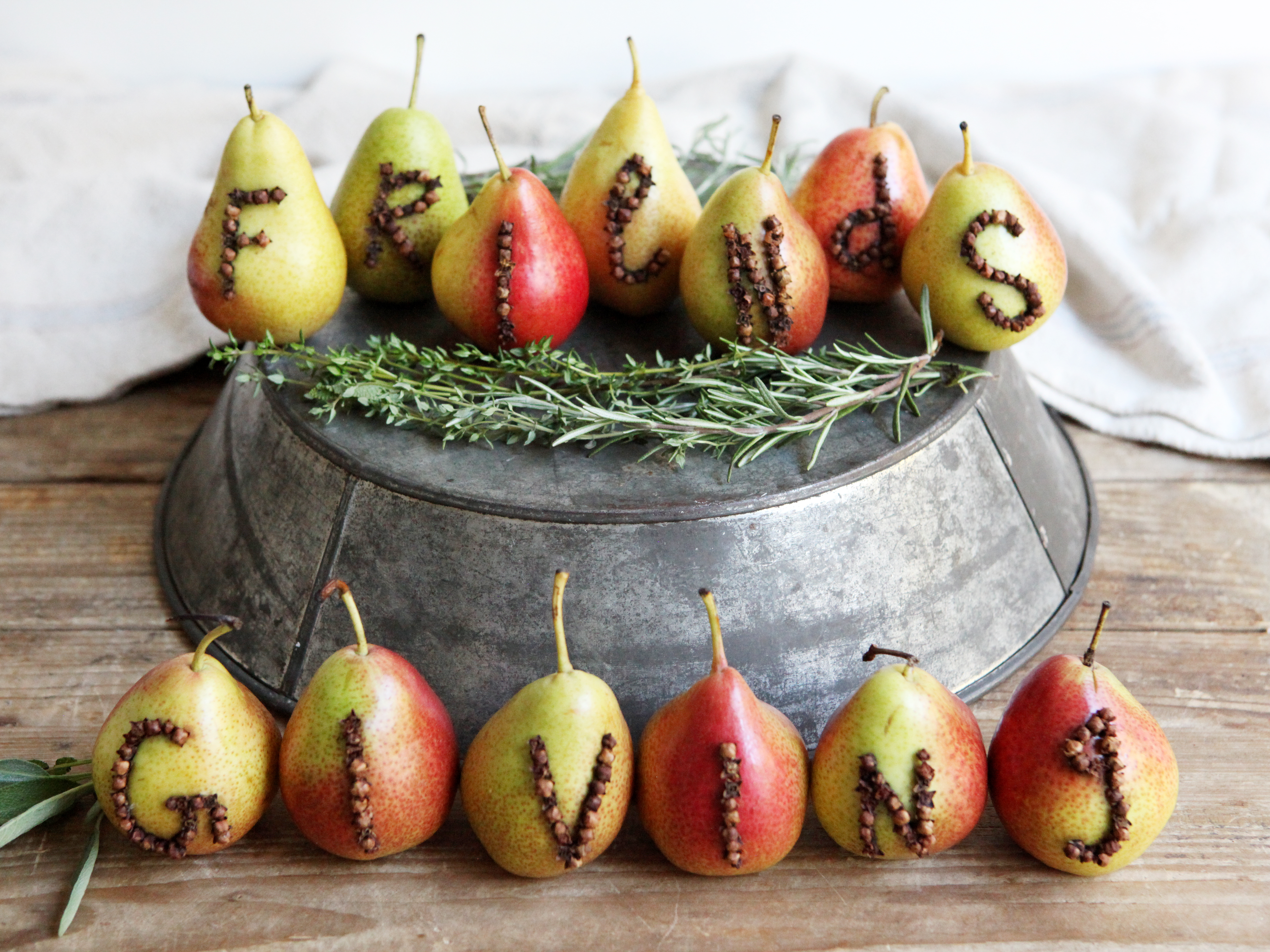 5 Ways to Set a Perfect Friendsgiving Table